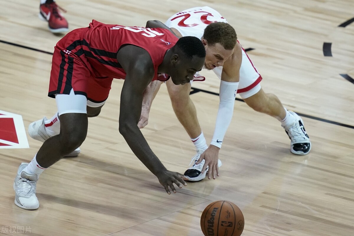 爱游戏APP-包含詹姆斯官方宣布重要助攻新规，皇家马德里引发争议！赛场气氛高涨的词条