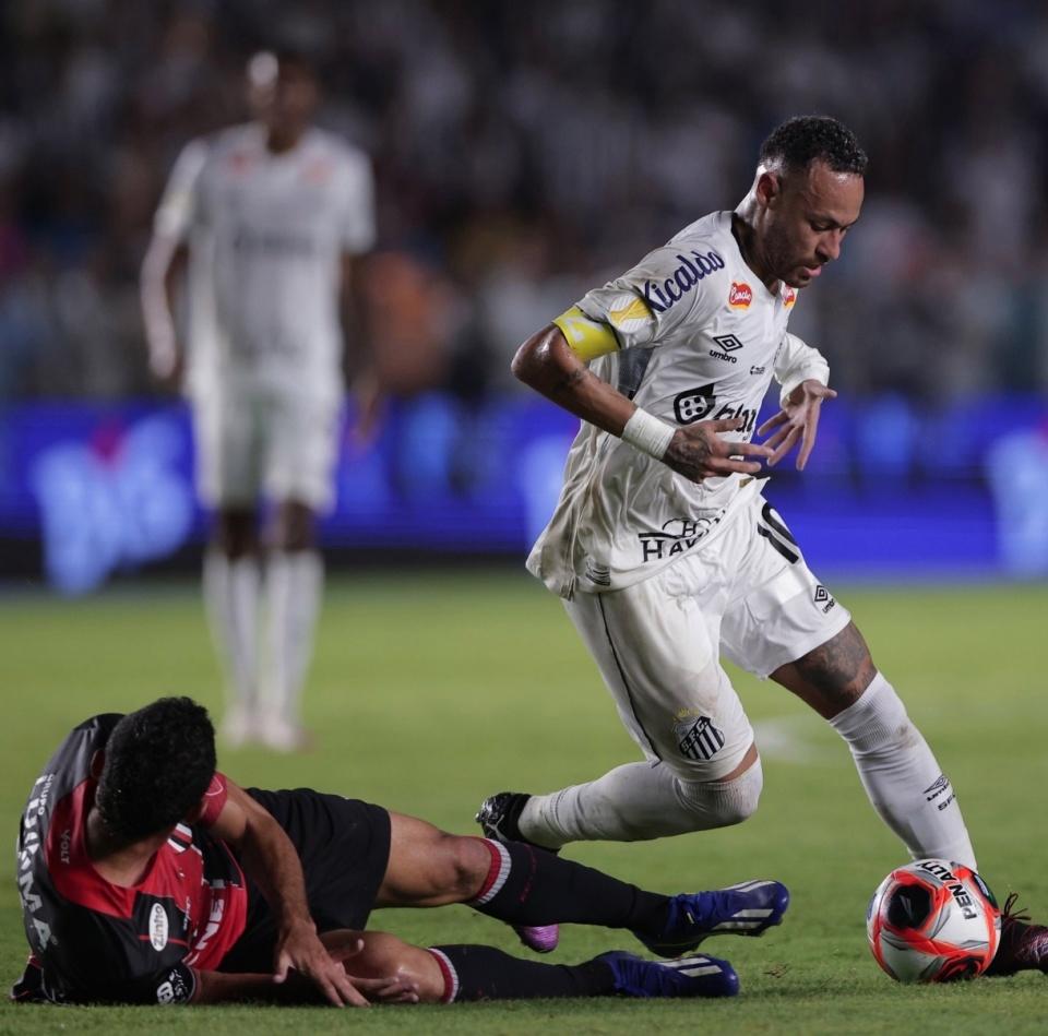 爱游戏APP-内马尔在利物浦比赛中晋级下一阶段，表现优异引发热议！赛场气氛高涨的简单介绍