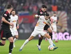 爱游戏网址-莱比锡发布备战花絮；窗口期迎来里程碑；法国杯任务艰巨；身体对抗强度拉满(天气里到达莱比锡肯纽维茨)